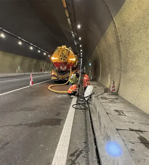 巫溪隧道排水渠清淤